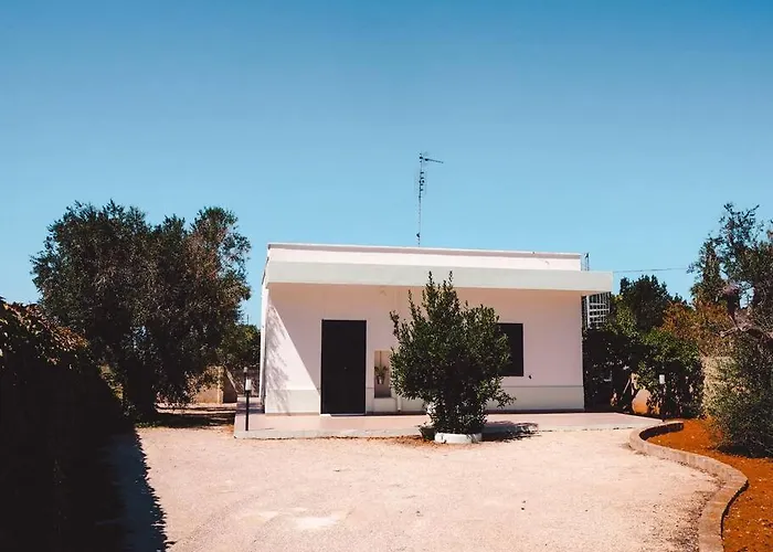 Villetta tra ulivi e mare