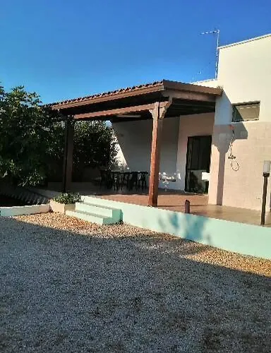 Villetta tra ulivi e mare